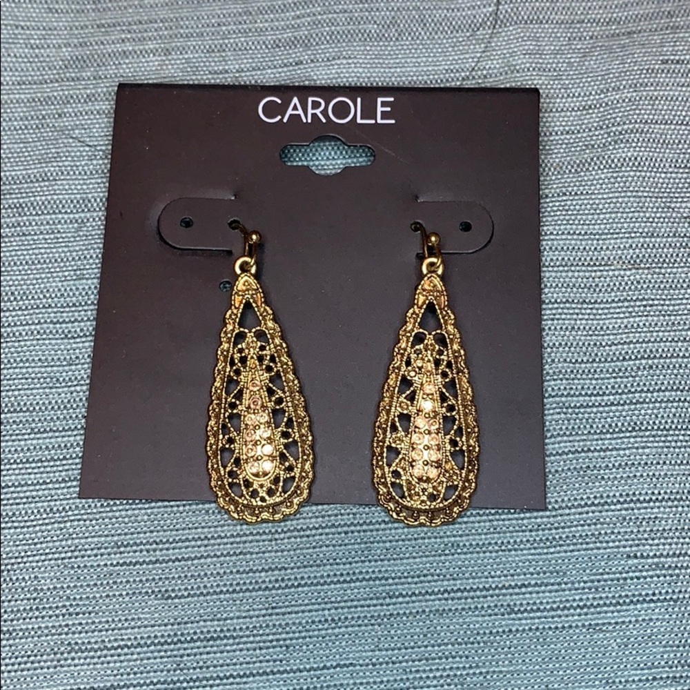 Gold teardrop shape earrings